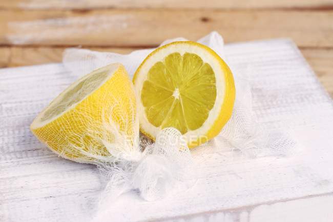 Metades de limão envoltas em musselina — Fotografia de Stock