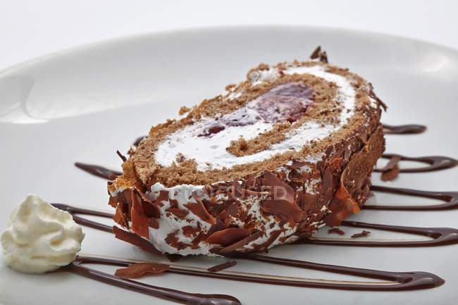 Primo piano vista di cioccolato cremoso Roulade — Foto stock