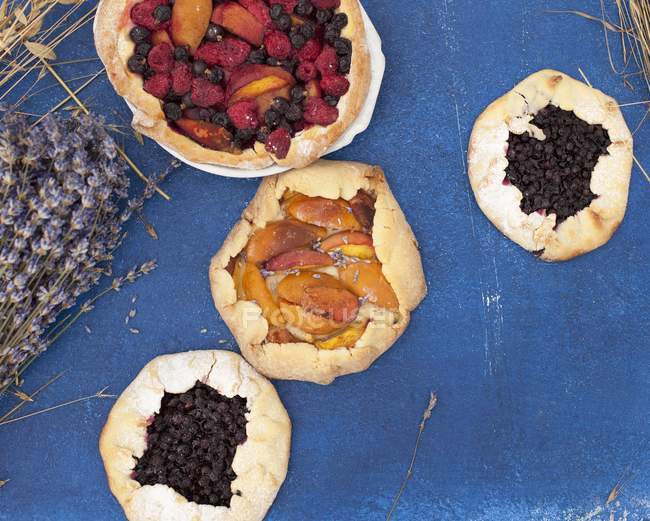 Closeup top view of peach and blueberry galletes — Stock Photo