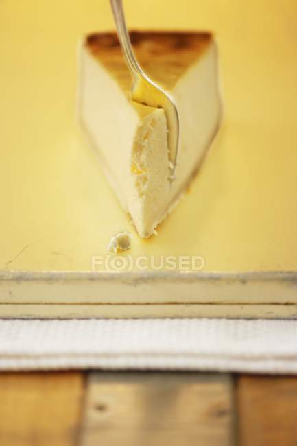 Rebanada de pastel de queso con tenedor - foto de stock