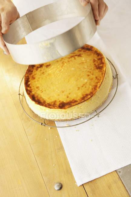 Cheesecake na mesa de madeira — Fotografia de Stock