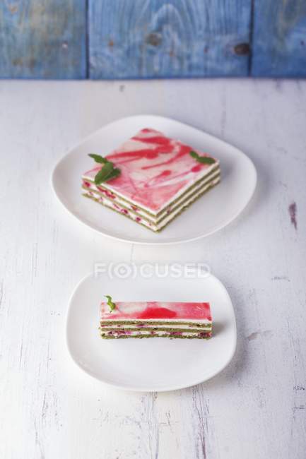 Tarta de matcha con relleno de crema de frambuesa - foto de stock