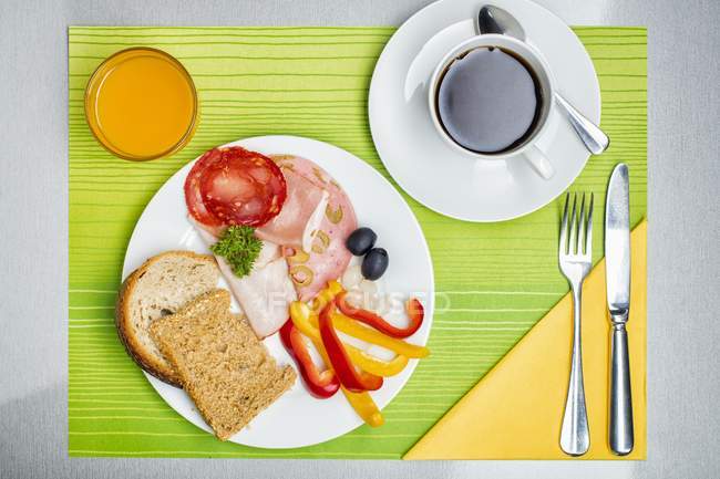 Frühstück mit Brot und Wurst — Stockfoto