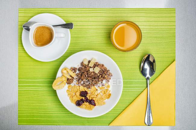 Desayuno de muesli y zumo de naranja - foto de stock