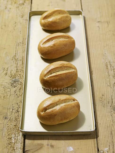 Quatre petits pains frais — Photo de stock