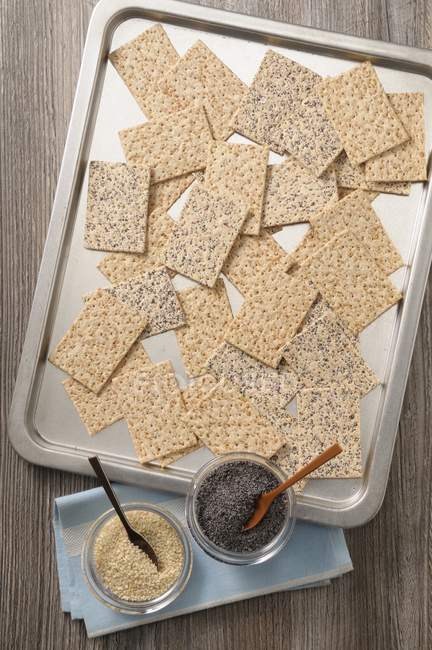 Crackers con semi di sesamo — Foto stock