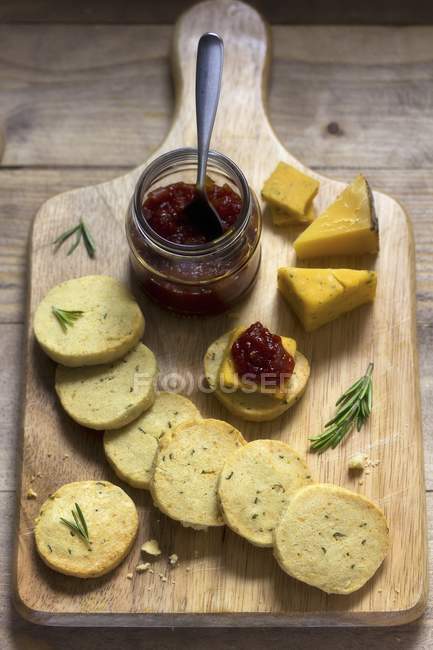 Homemade rosemary jam and crackers — Stock Photo