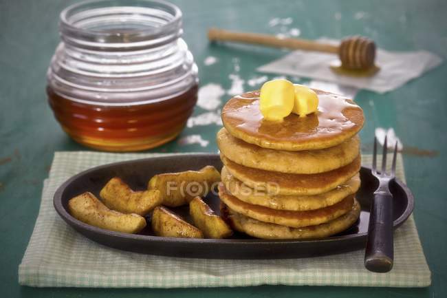 Wholemeal pancakes with cinnamon apples — Stock Photo
