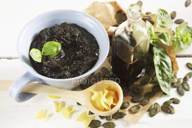 Vista elevada de semente de abóbora Pesto com sementes de abóbora e óleo — Fotografia de Stock