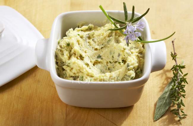 Vue rapprochée du beurre à base de plantes au romarin — Photo de stock