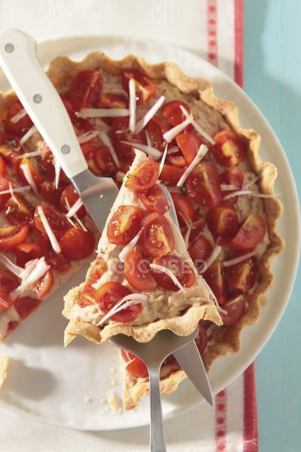 Tuna and tomato tart — Stock Photo