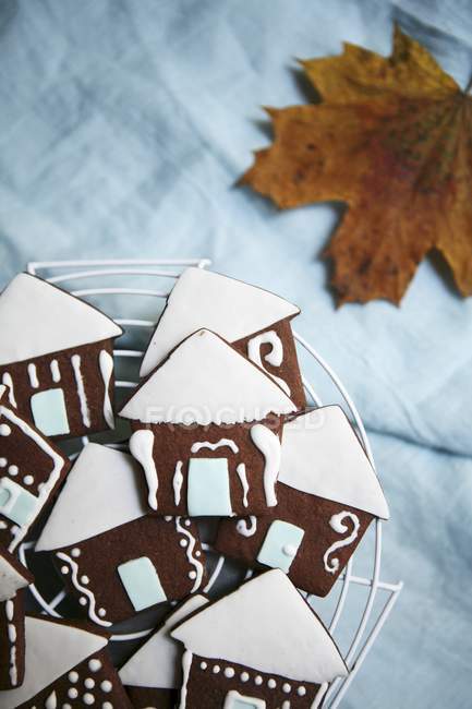 Nahaufnahme von Schokoladenhäusern mit weißen Fondant Dächern — Stockfoto
