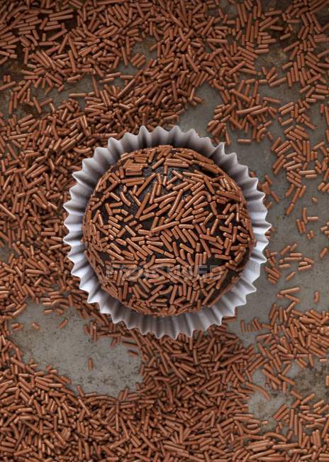 Close-up vista superior de trufas de noz de chocolate com polvilhas de chocolate — Fotografia de Stock