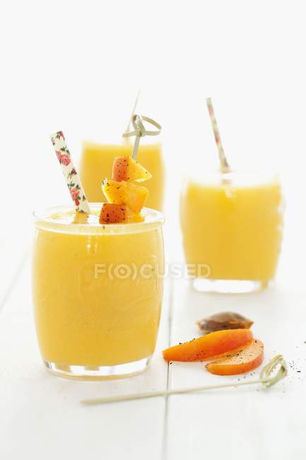 Apricot and mango smoothies — Stock Photo
