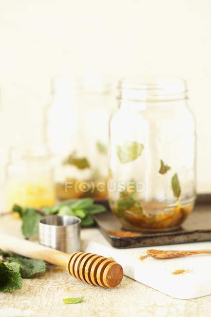 Vista close-up de abacaxi com hortelã-pimenta em um frasco de rosca — Fotografia de Stock