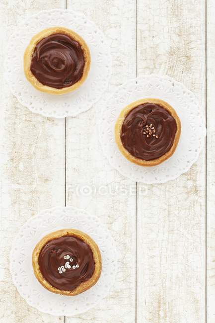 Caramel tartlets with chocolate glaze — Stock Photo