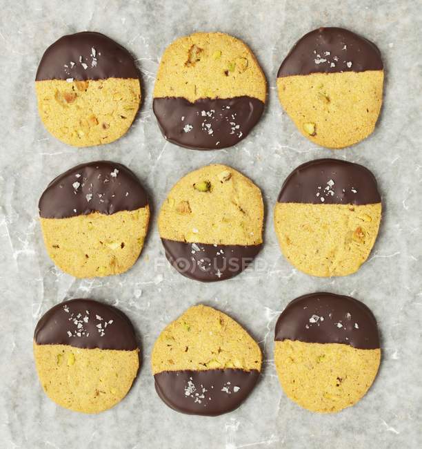 Biscoitos de pistache com chocolate escuro — Fotografia de Stock