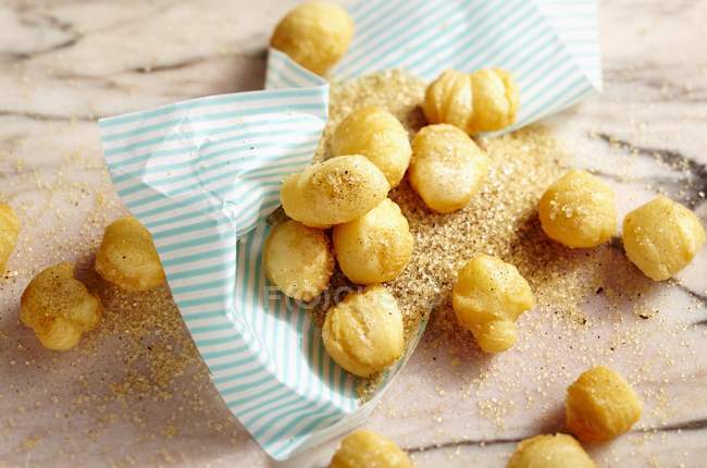Vista close-up de bolas de massa folhada frita com feijão tonka e açúcar de baunilha — Fotografia de Stock