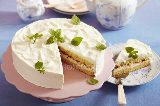 Gâteau au citron partiellement tranché — Photo de stock