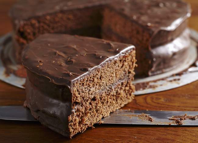 Pedaço de bolo de camada de chocolate — Fotografia de Stock