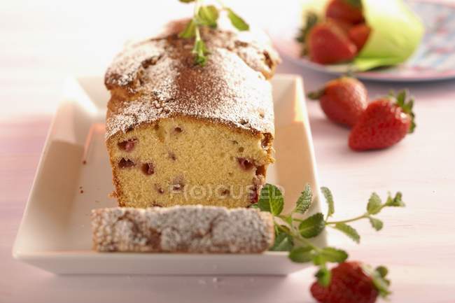 Gâteau aux fraises et massepain — Photo de stock