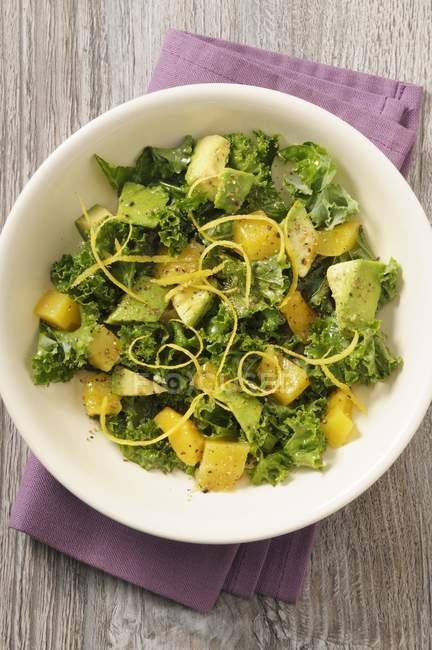 Salada de repolho com manga e abacate — Fotografia de Stock