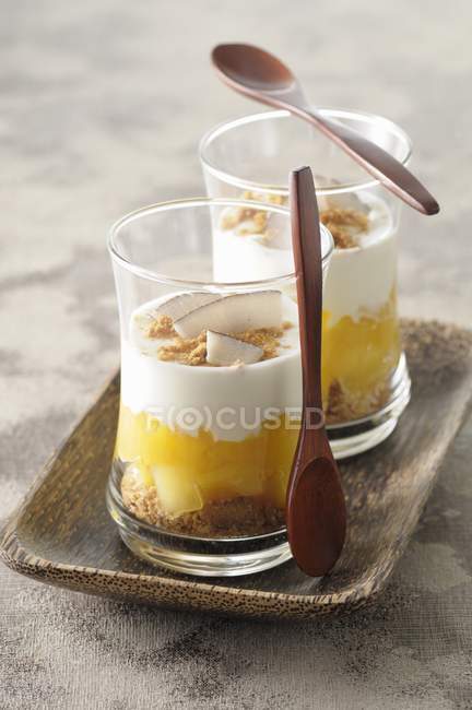 Vista ravvicinata di dessert stratificati esotici con cocco — Foto stock