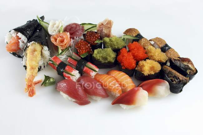 Varios nigiri y maki sushi - foto de stock