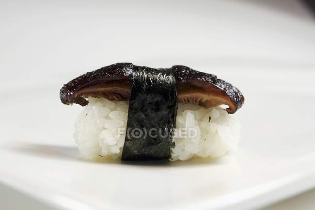 Sushi nigiri com cogumelos shiitake — Fotografia de Stock
