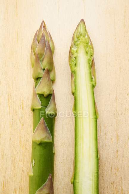 Lancia dimezzata di asparagi verdi — Foto stock