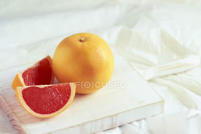 Fresh Grapefruit with slices — Stock Photo