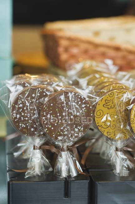 Vista close-up de piruetas de chocolate envolto em celofane — Fotografia de Stock