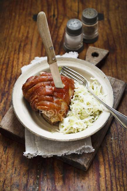 Свиной сустав с капустным салатом — стоковое фото