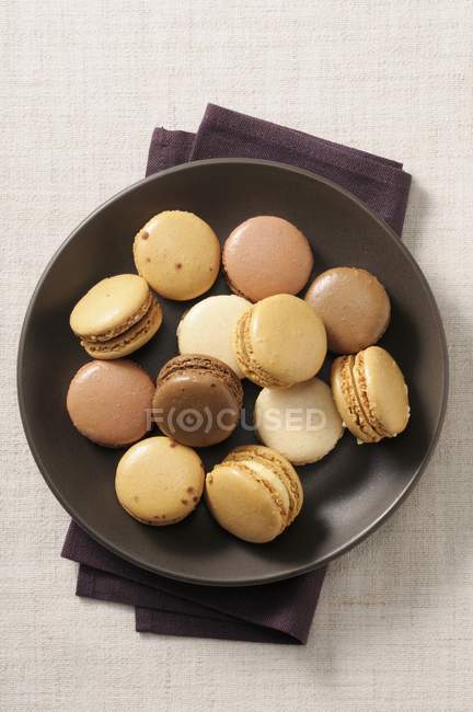 Macaron in una ciotola marrone — Foto stock