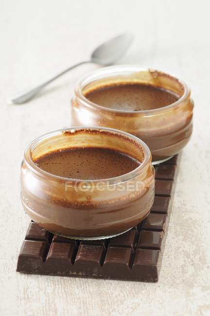 Two bowls of chocolate mousse — Stock Photo