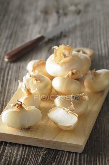 Oignons blancs, partiellement tranchés — Photo de stock