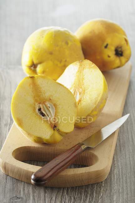 Fresh Quince halves — Stock Photo