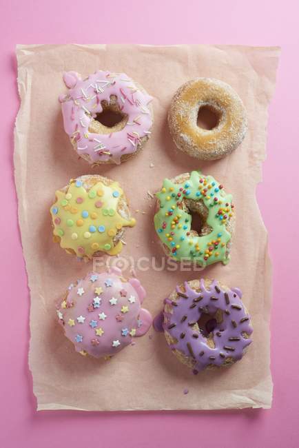 Donuts mit Glasur auf rosa — Stockfoto