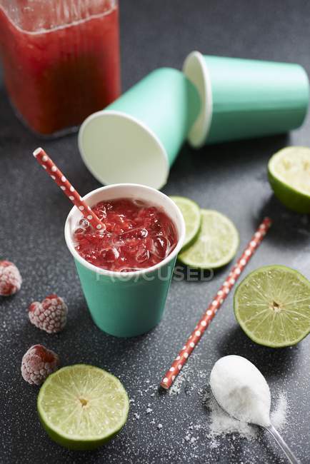 Raspberry drink with limes — Stock Photo