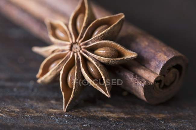 Star anise and cinnamon sticks — Stock Photo