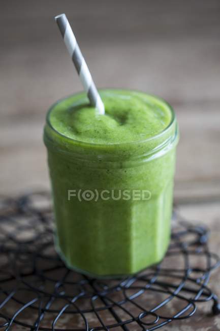 Smoothie verde em jarra — Fotografia de Stock