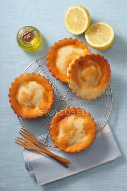 Closeup top view of seafood pies with lemon and olive oil — Stock Photo