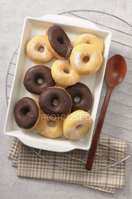 Donuts acristalados en rack - foto de stock