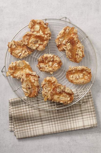 Almond biscuits on wire rack — Stock Photo