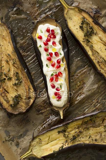Oven-roasted aubergines with pomegranate — Stock Photo