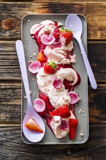 Morango Eton Mess com sorvete de morango — Fotografia de Stock