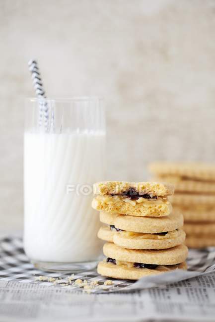 Biscotti con bicchiere di latte — Foto stock