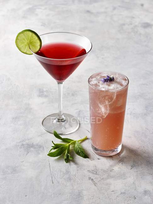 Tropische Cocktails auf dem Tisch — Stockfoto