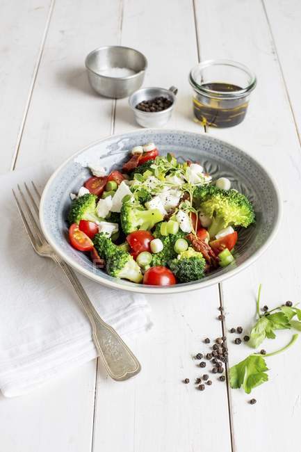 Insalata di broccoli con pomodorini e mozzarella — Foto stock