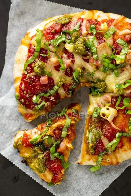 Pizza con tomates y pesto - foto de stock